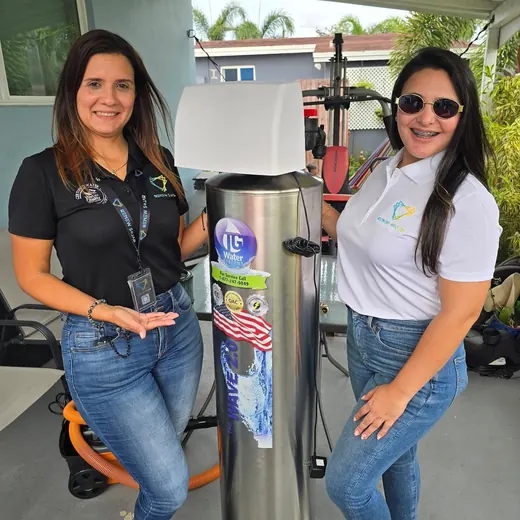 Cliente de Renew Water junto a su equipo, foto 1