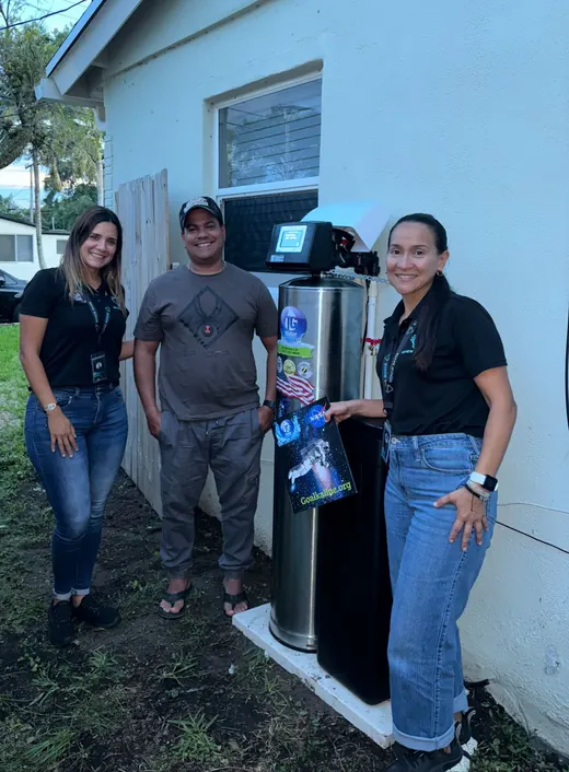 Cliente de Renew Water junto a su equipo, foto 3