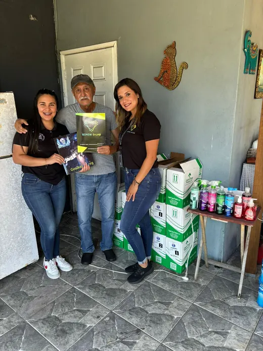 Cliente de Renew Water junto a su equipo, foto 4