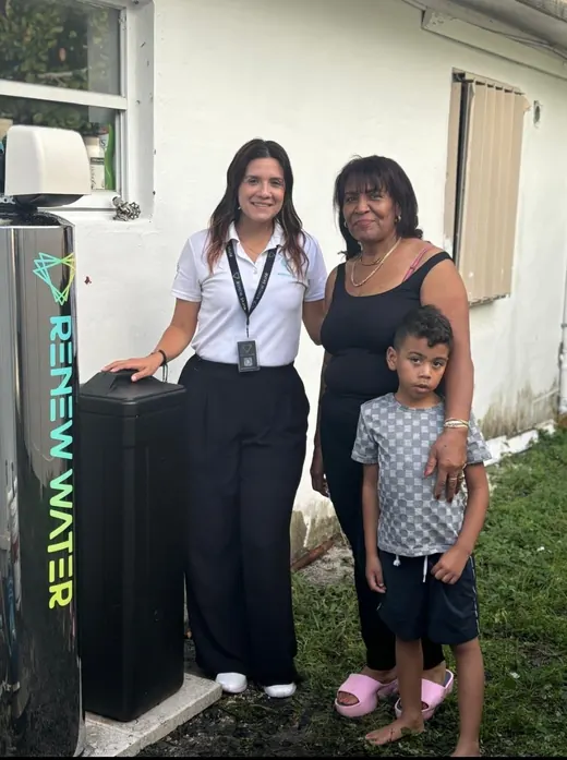 Cliente de Renew Water junto a su equipo, foto 6