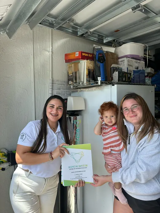 Cliente de Renew Water junto a su equipo, foto 8