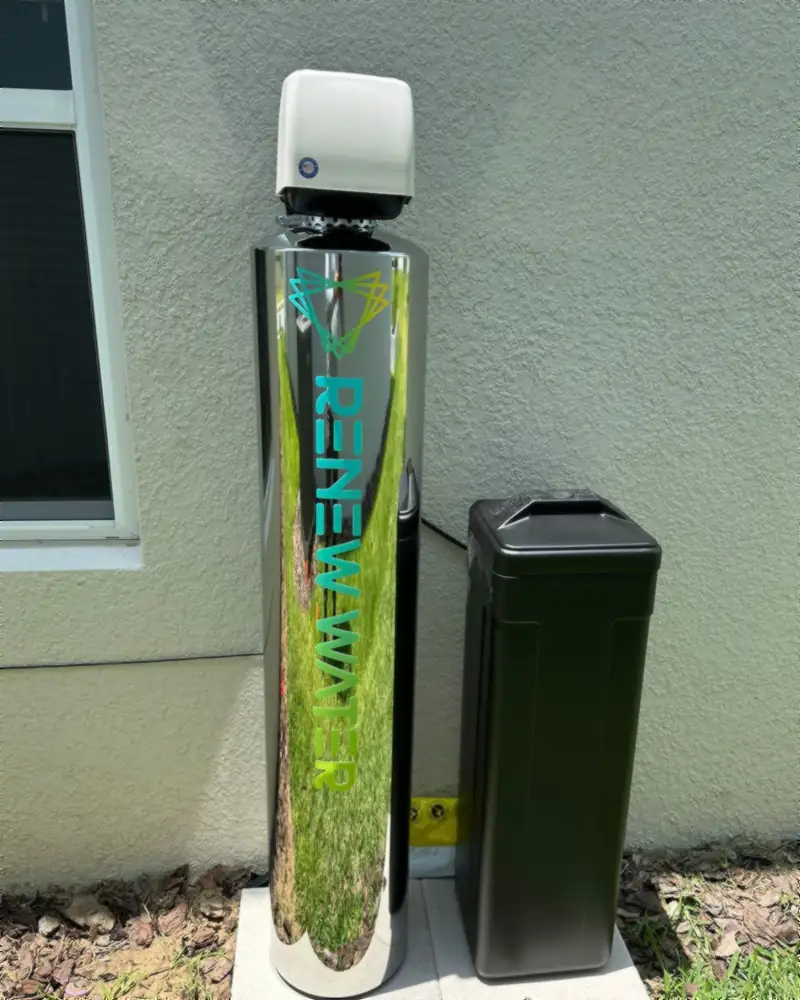 Sistema Renew Water de acero inoxidable instalado junto a una vivienda