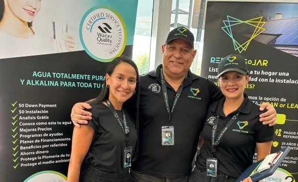 Tres integrantes de Renew Water en el stand de un evento